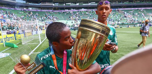 Endrick com a taça da Copinha e o Prêmio Dener, do gol mais bonito