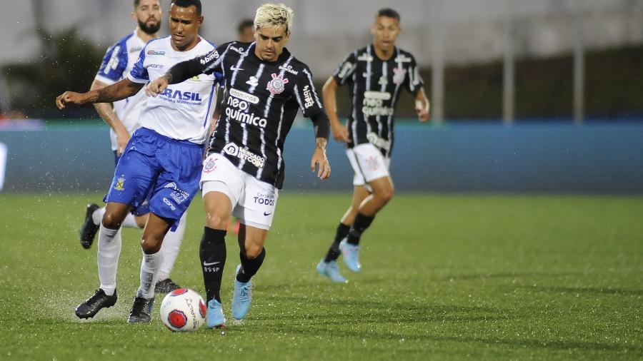 Fagner disputa a bola durante Corinthians x Santo André, jogo válido pelo Paulistão - Alan Morici/AGIF