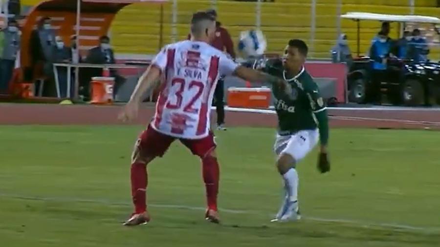 Francisco Silva, do Independiente Petrolero, "inovou" em meio a um lance do atacante Rony - Reprodução/Twitter