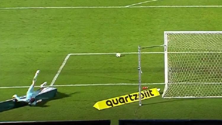 Cleiton, goleiro do Bragantino, tropeçou em uma placa de publicidade antes de cobrar tiro de meta no duelo contra o Flamengo - Reprodução/Premiere - Reprodução/Premiere
