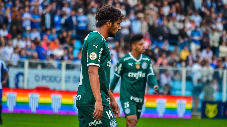 Gustavo Scarpa observa lance durante a partida entre Palmeiras e Avaí - R.Pierre/AGIF