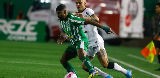 Capixaba, do Juventude, e Fábio Santos, do Corinthians, disputam a bola