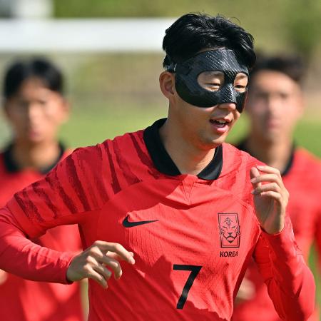 Son Heung-Min usa máscara em treino da seleção sul-coreana em Doha - JUNG YEON-JE/AFP