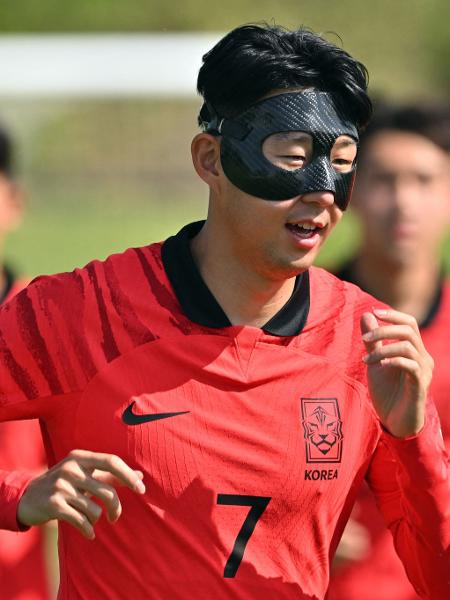 Son Heung-Min usa máscara em treino da seleção sul-coreana em Doha, no Qatar. - JUNG YEON-JE/AFP