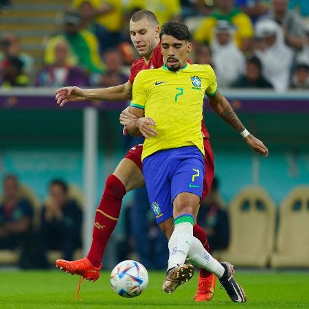 Paquetá com a bola em Brasil x Sérvia, pela Copa do Mundo