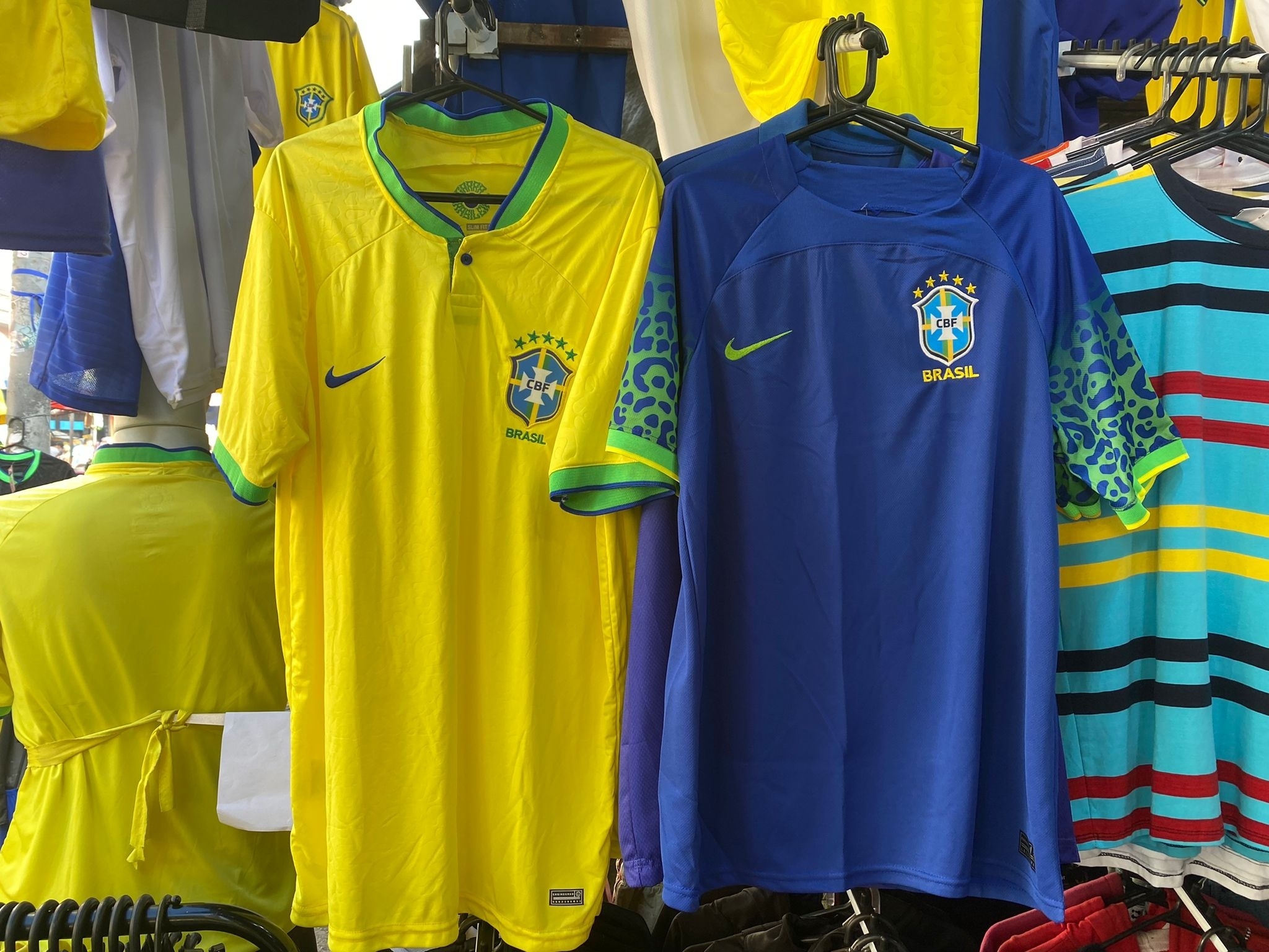 Com Bolsonaro em baixa: amarelinha da seleção dá lugar à camisa azul