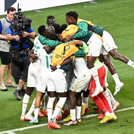 Jogadores do Senegal comemoram gol sobre o Equador na Copa do Mundo - Clive Mason/Getty Images