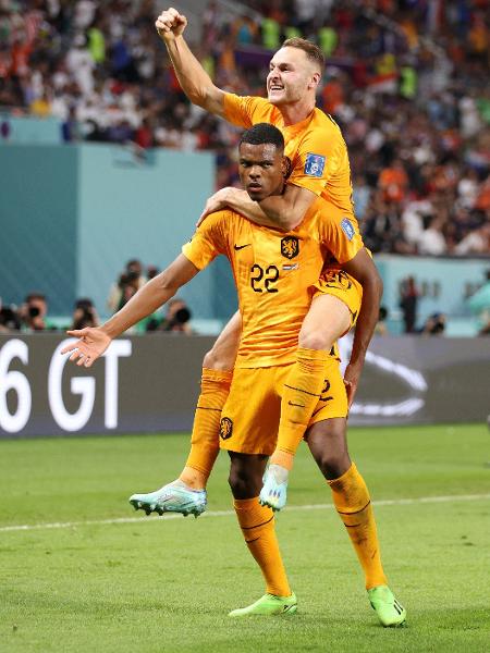 Dumfries e Koopmeiners comemoram terceiro gol da Holanda contra os Estados Unidos - Richard Heathcote/Getty Images