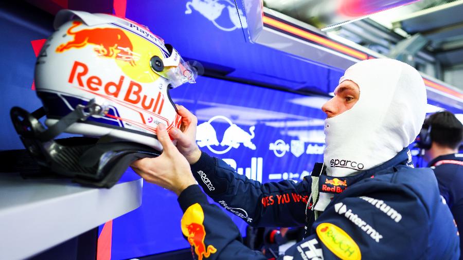 Max Verstappen durante o primeiro dia de testes da pré-temporada, no bahrein - Mark Thompson/Getty Images