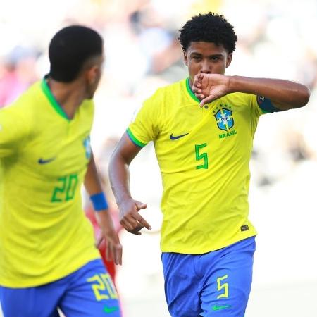 Andrey Santos celebra gol da seleção brasileira na Copa do Mundo sub-20. - Hector Vivas - FIFA/FIFA via Getty Images