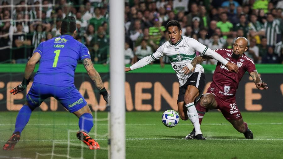 Felipe Melo, do Fluminense, fez pênalti em Robson no jogo contra o Coritiba, pelo Brasileirão