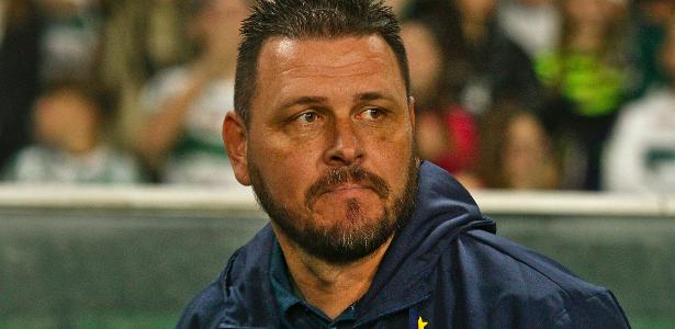 Conheça Thiago Kosloski, interino técnico do Corinthians em clássico diante do Santos.