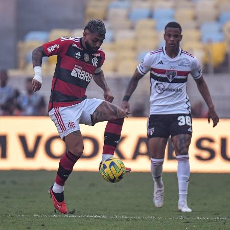 Gabigol, do Flamengo, e Caio Paulista, do São Paulo, em ação no jogo de ida da final da Copa do Brasil