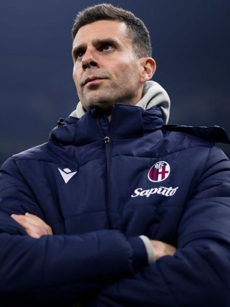 Hoje técnico do Bologna, ex-volante Thiago Motta está cotado para dirigir o Barcelona