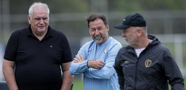 Dificuldades do Corinthians para reconstruir time com R$ 100 mi em reforços.