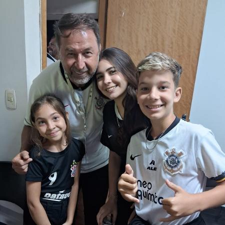 Augusto Melo, presidente do Corinthians, com Beatriz, Samara e Davi, hostilizados por torcedores do Botafogo-SP