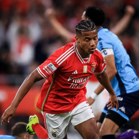 David Neres celebra o gol que abriu o placar na goleada do Benfica sobre o Vizela pelo Campeonato Português