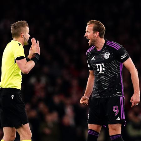 Harry Kane, do Bayern de Munique, argumenta com o árbitro Glenn Nyberg durante partida contra o Arsenal