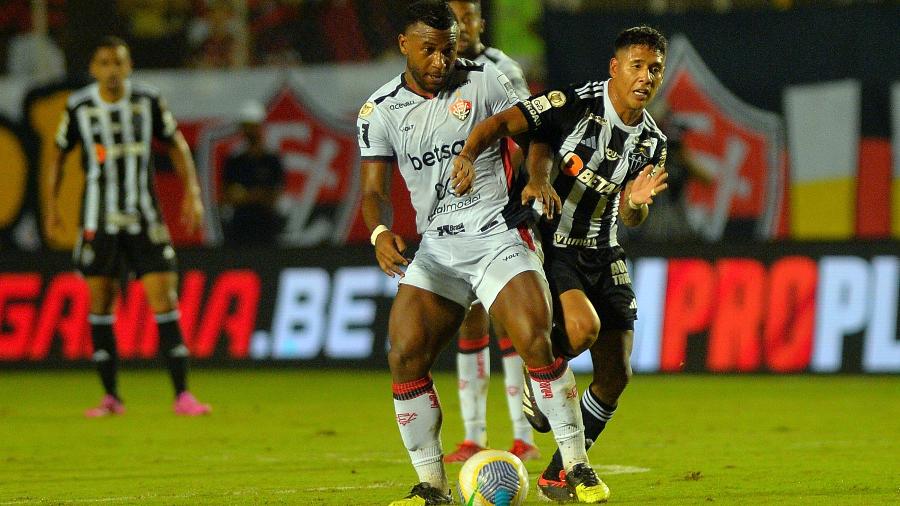 Zaracho e Luan disputam a bola durante Vitória x Atlético-MG, jogo válido pelo Campeonato Brasileiro