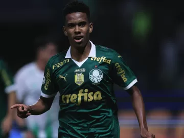 Palmeiras vence com gol de Estêvão na volta de Dudu e segue na cola do Fla