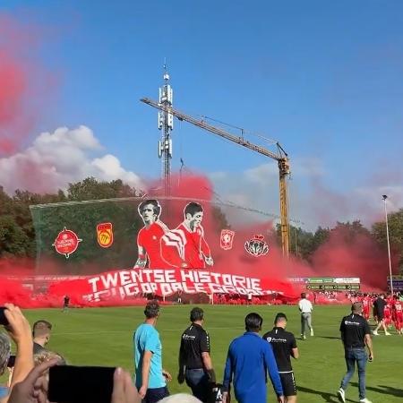 Mosaico da torcida do Twente em jogo-treino com o Stevo cai sobre a arquibancada