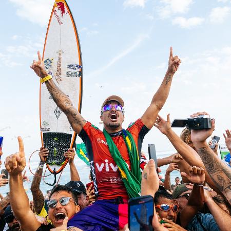 Italo Ferreira comemora título em Saquarema nos braços da torcida que lotou a Praia de Itaúna Italo Ferreira comemora título em Saquarema nos braços da torcida que lotou a Praia de Itaúna