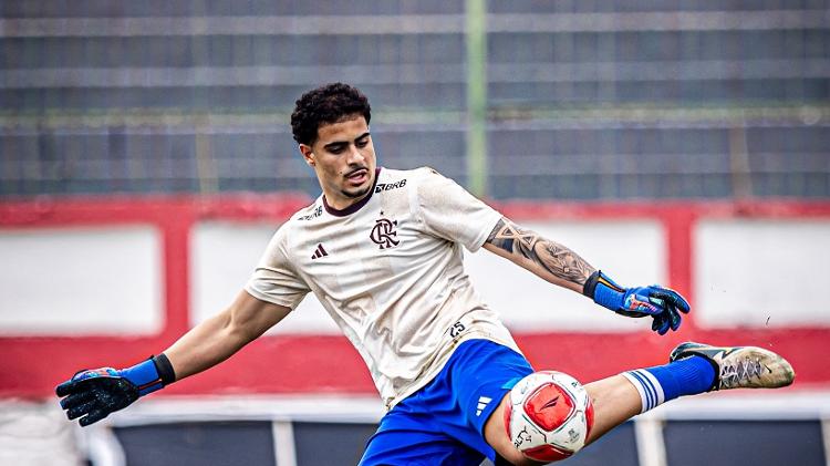 Raphael Nunes, goleiro do Flamengo, no primeiro jogo relacionado pelo sub-20