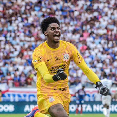 Goleiro Hugo Souza, do Corinthians, comemora gol sobre o Bahia na Arena Fonte Nova