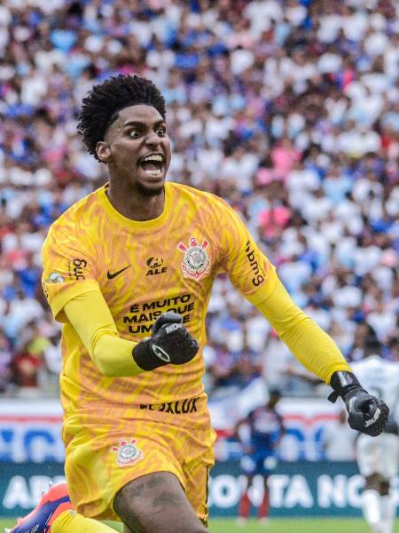 Goleiro Hugo Souza, do Corinthians, comemora gol sobre o Bahia na Arena Fonte Nova