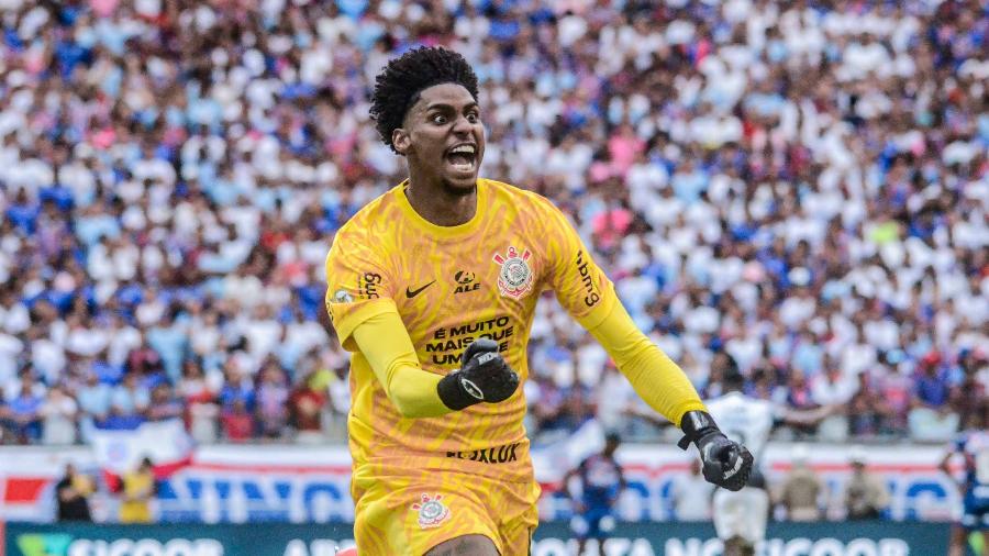 Goleiro Hugo Souza, do Corinthians, comemora gol sobre o Bahia na Arena Fonte Nova