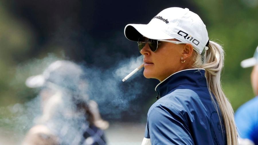 Charley Hul, britânica do golfe, fumando cigarro durante U.S. Women's Open