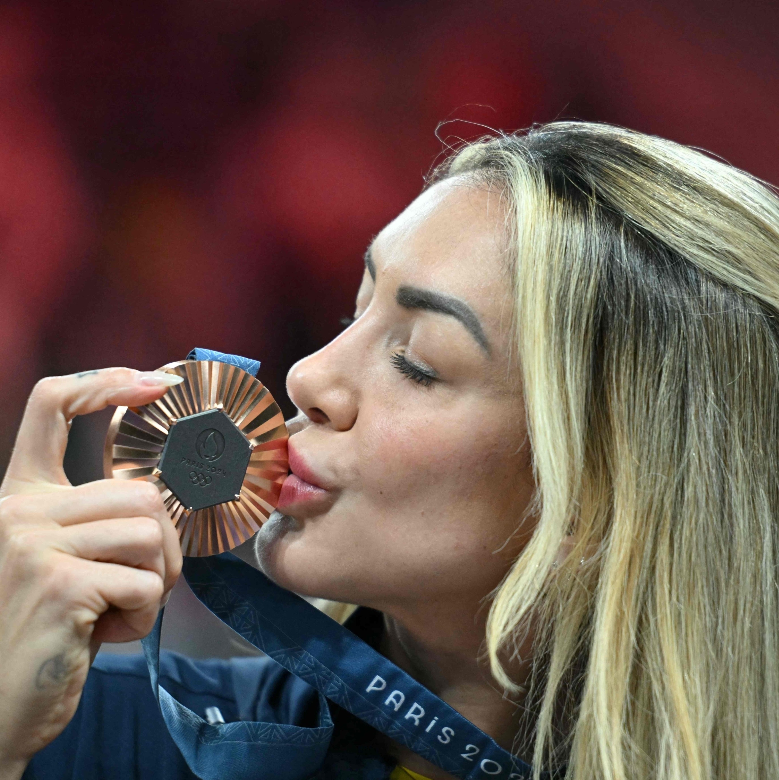 Thaisa com sua medalha olímpica