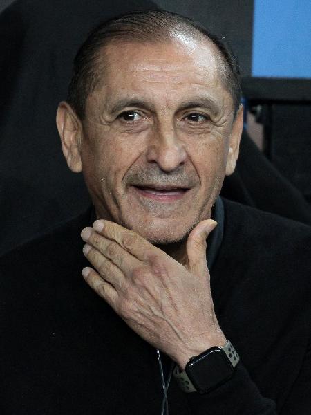 Ramón Díaz, técnico do Corinthians, durante jogo contra o Racing