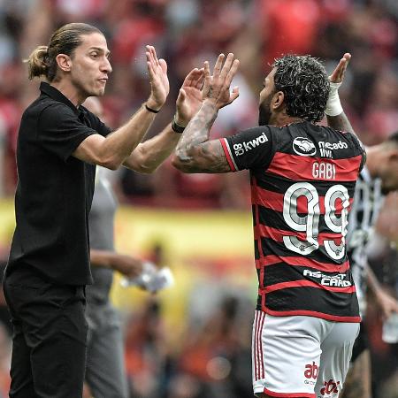 Gabigol comemora com Filipe Luis gol em Flamengo x Atlético-MG pela Copa do Brasil