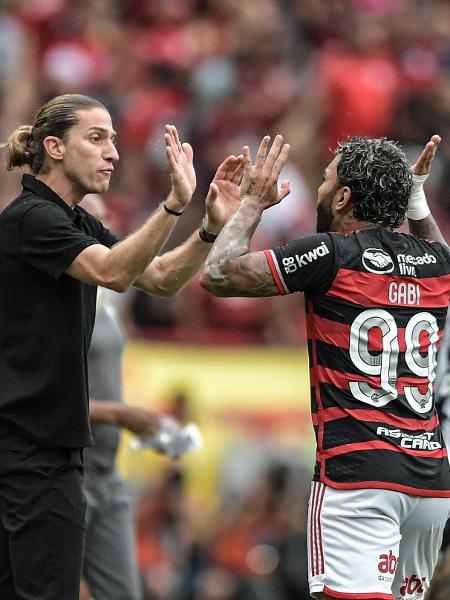 Gabigol comemora com Filipe Luis gol em Flamengo x Atlético-MG pela Copa do Brasil