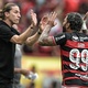 Gabigol conversa com Filipe Luís, vive despedida e Fla espera fim pacífico