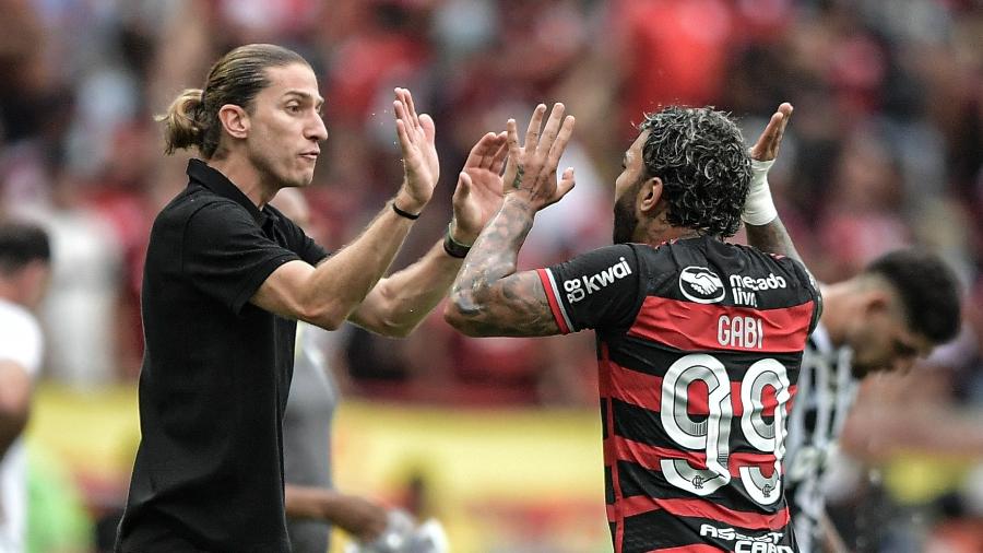 Gabigol comemora com Filipe Luis gol em Flamengo x Atlético-MG pela Copa do Brasil - Thiago Ribeiro/AGIF