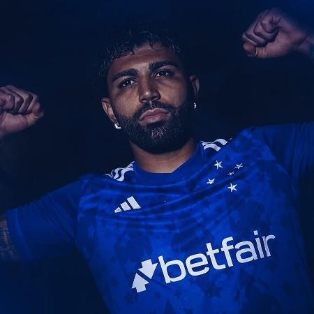 Gabigol posa com a camisa do Cruzeiro