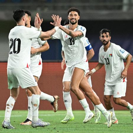 Abou Ali comemora após marcar pela Palestina contra o Kuwait, pelas Eliminatórias da Copa Abou Ali comemora após marcar pela Palestina contra o Kuwait, pelas Eliminatórias da Copa