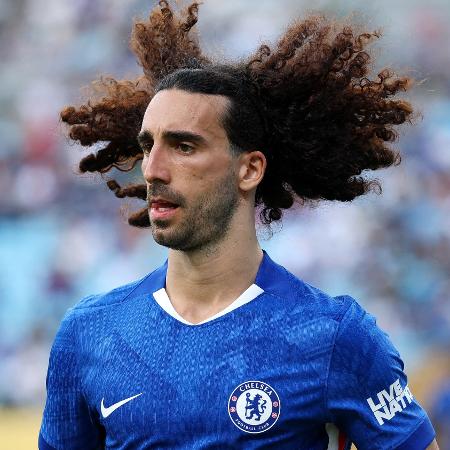 Cucurella, lateral do Chelsea, durante jogo contra o Benfica no Mundial