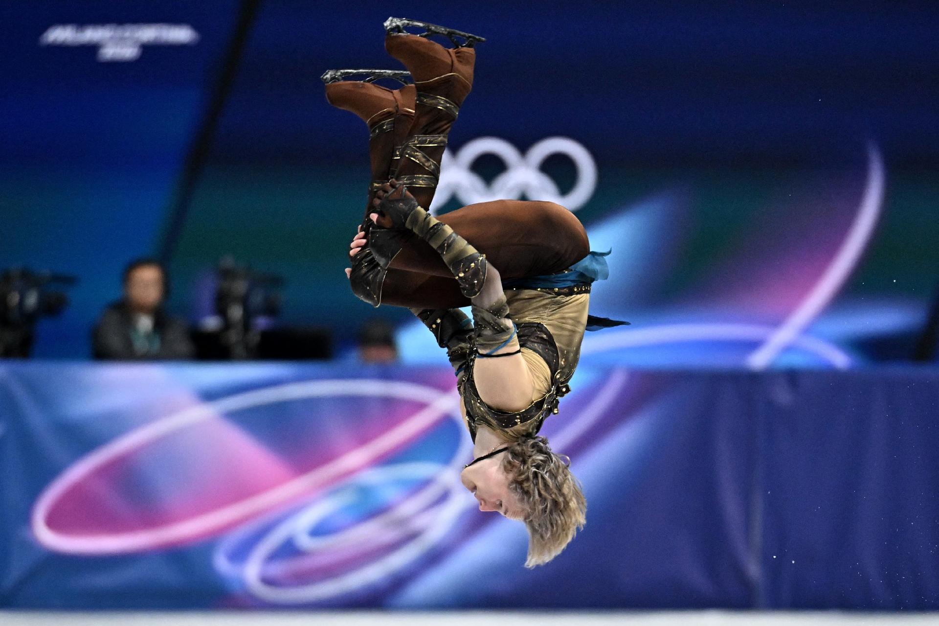 Ilia Malinin executa um salto mortal para trás nos Jogos Olímpicos de Inverno de Milão-Cortina 2026 - undefined