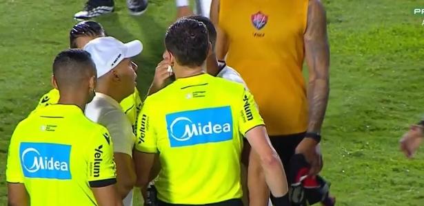 Árbitro relata em súmula expulsão de Arthur Cabral por lei Vini Jr.