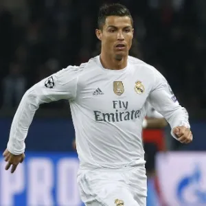 Cristiano Ronaldo conduz a bola na partida entre PSG e Real Madrid pela Liga dos Campeões - Thomas Samson/AFP Photo