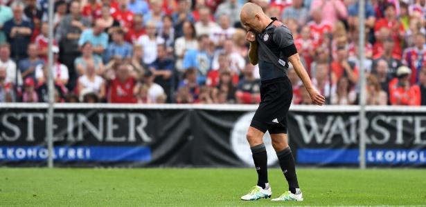 Robben sente dores no gramado durante amistoso do Bayern - AFP PHOTO / PATRIK STOLLARZ