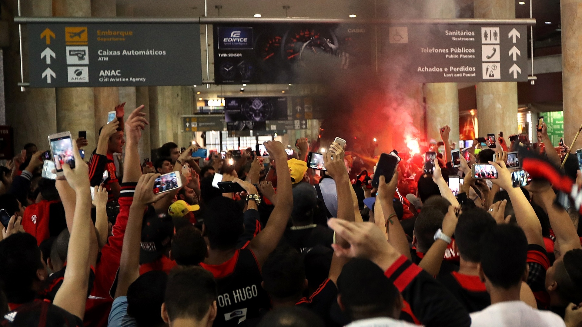 Torcida do Fla fez a festa enquanto Diego não chegava. Teve até sinalizador - Júlio César Guimarães/ UOL