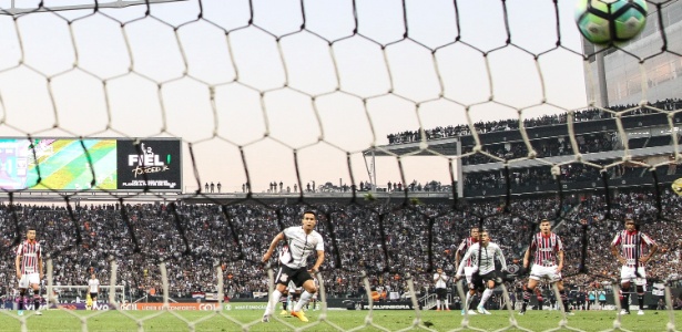 Jadson marca, de pênalti, contra o São Paulo - Ricardo Nogueira/Folhapress - Ricardo Nogueira/Folhapress