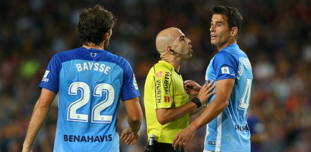 Jogadores do Málaga reclamam com árbitro - Albert Gea/Reuters - Albert Gea/Reuters