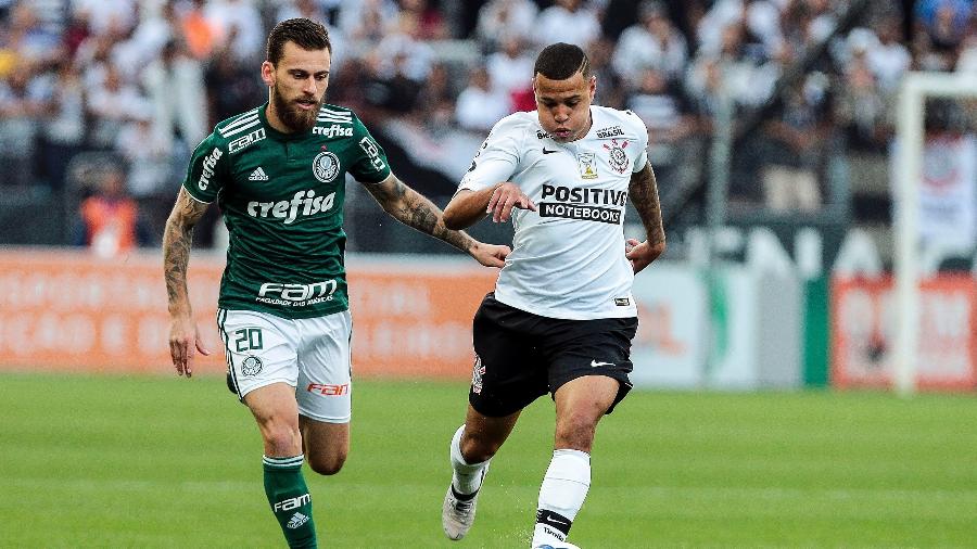 Sidcley carrega a bola contra a marcação de Lucas Lima, durante Corinthians x Palmeiras - Ale Cabral/AGIF