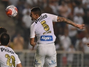 Alison disputa bola no alto em partida contra o Guarani - Ivan Storti/Santos FC - Ivan Storti/Santos FC