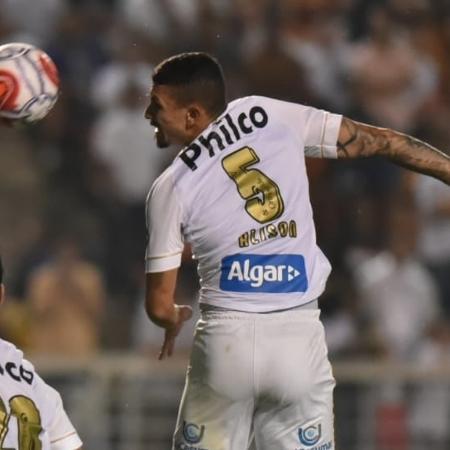 Alison disputa bola pelo alto em jogo contra o Guarani - Ivan Storti/Santos FC